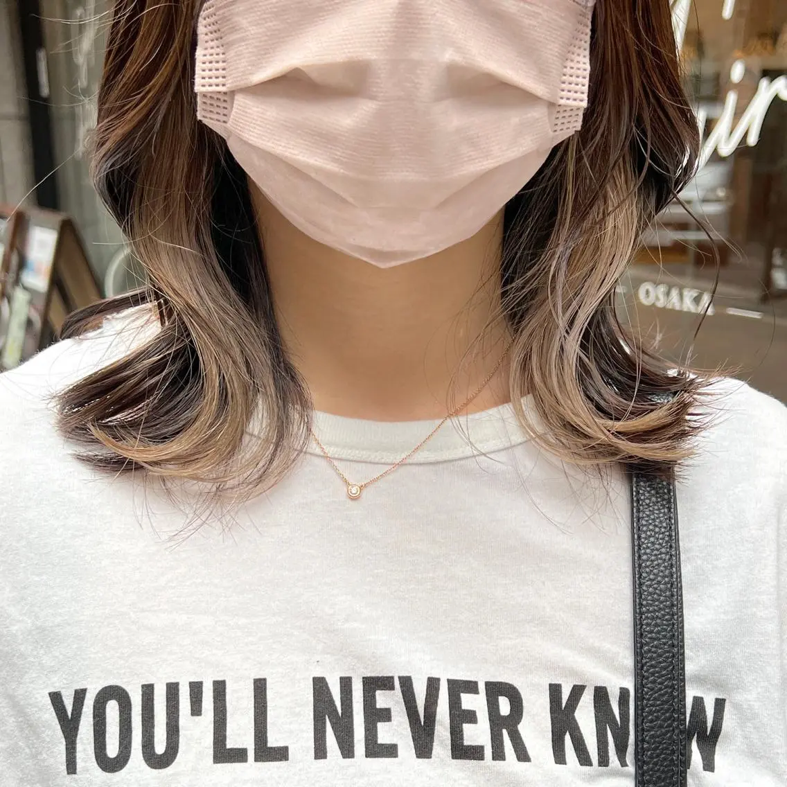 ミディアム カラー イヤリングカラー グレージュ くびれヘア THINK SHOP sakiのヘアスタイル
