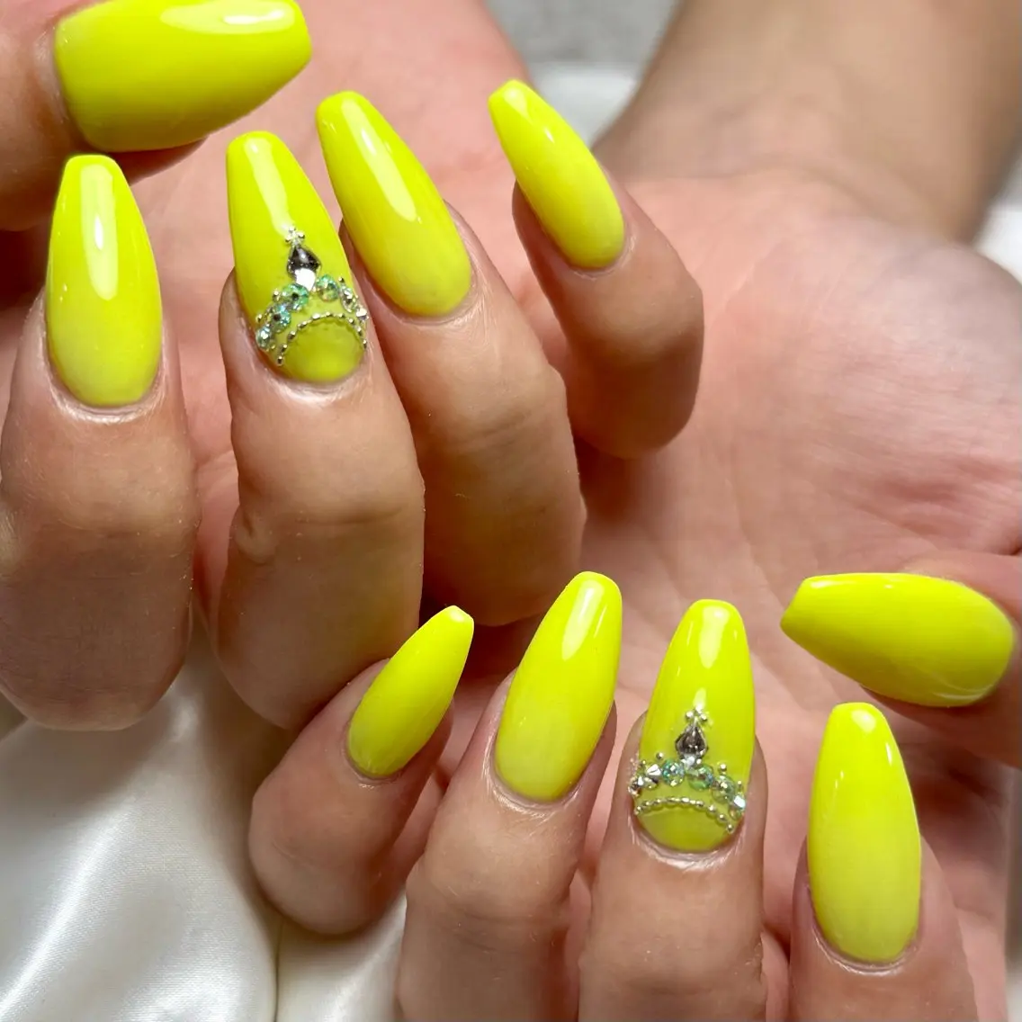 ネイル ストーンネイル 黄色 Ray nail natsu🎀のネイルデザイン