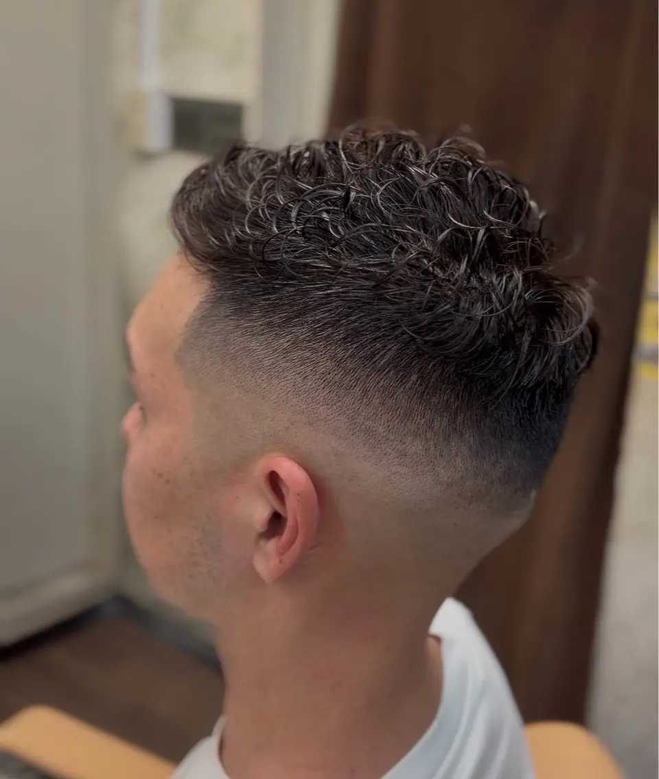 ショート パーマ メンズ フェードカット メンズパーマ 似合わせパーマ🌀 リュウノスケのヘアスタイル