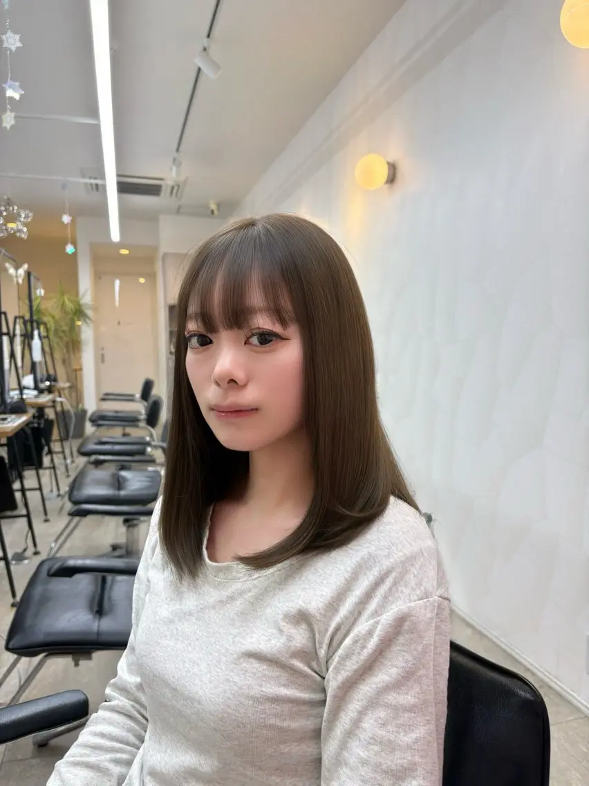 セミロング カラー 透明感カラー グレージュ HASHI AYAKAのヘアスタイル