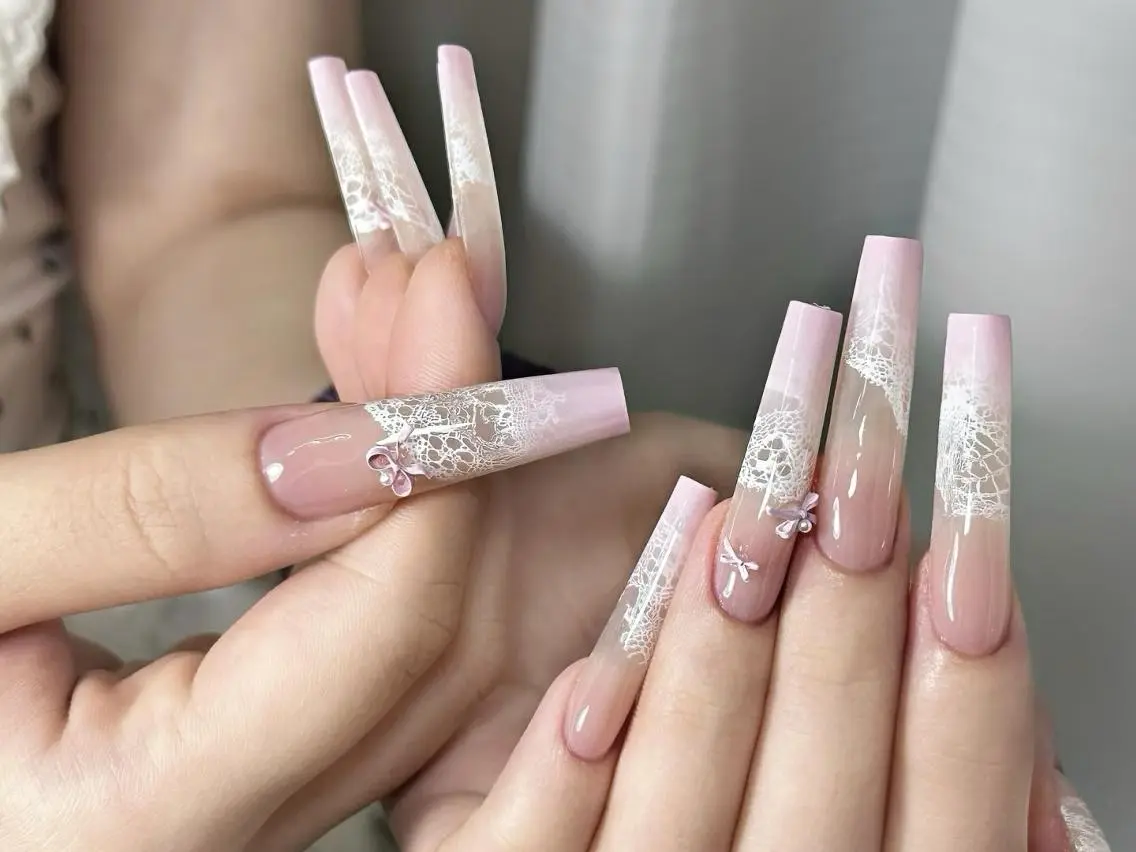 ネイル アートネイル ガーリー ホログラムネイル レース ロングネイル Rin Rinのネイルデザイン