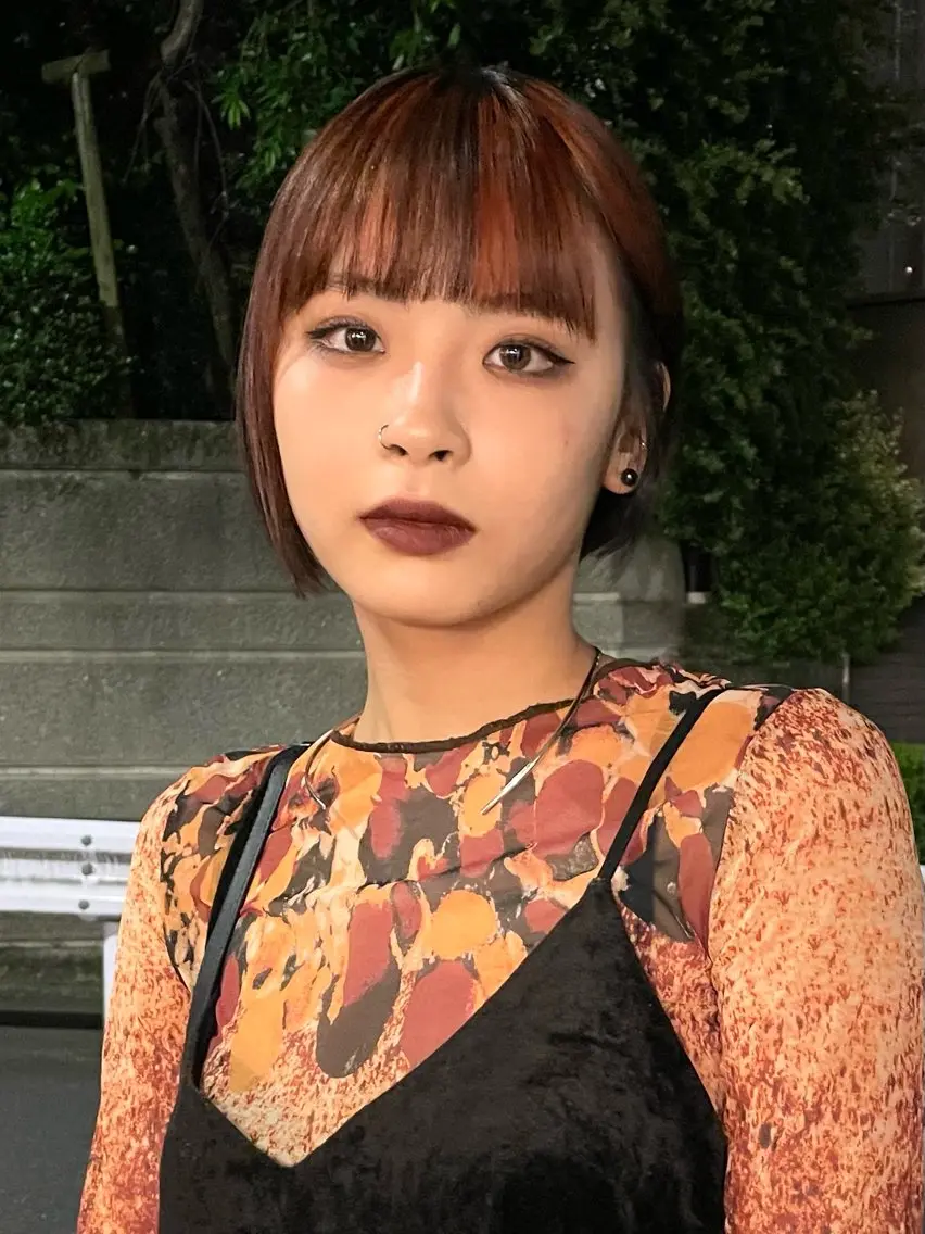 ショート カラー ブリーチ ダブルカラー イヤリングカラー ハイライトカラー ハイトーンカラー スパイラルパーマ 🌐hina⭐️のヘアスタイル
