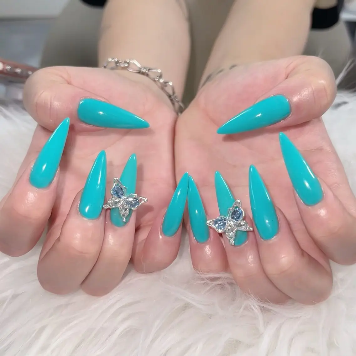 ネイル キラキラネイル ロングネイル マグネットネイル ぷっくりネイル ワンホンネイル ハンドネイル Lyna 池袋 ロングネイルのネイルデザイン