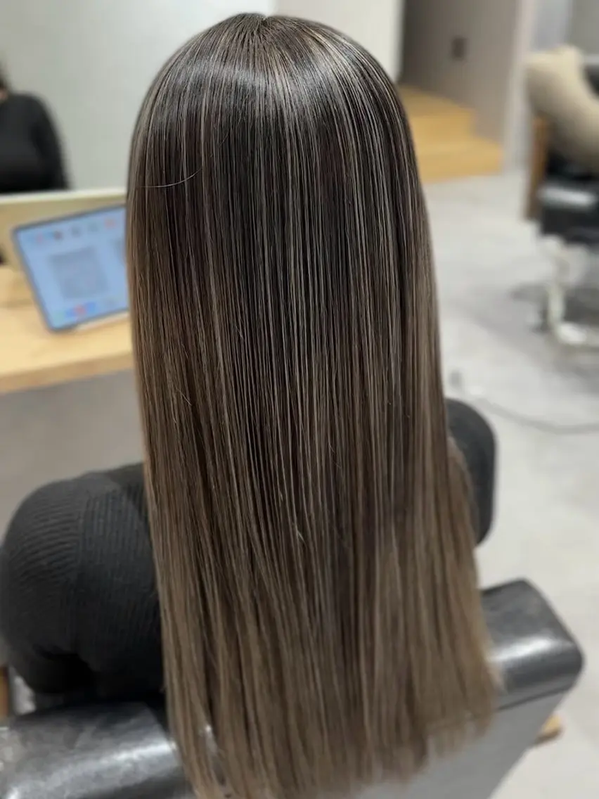ロング カラー バレイヤージュ グレージュ レイヤーカット 縮毛矯正 アダチ コウスケのヘアスタイル