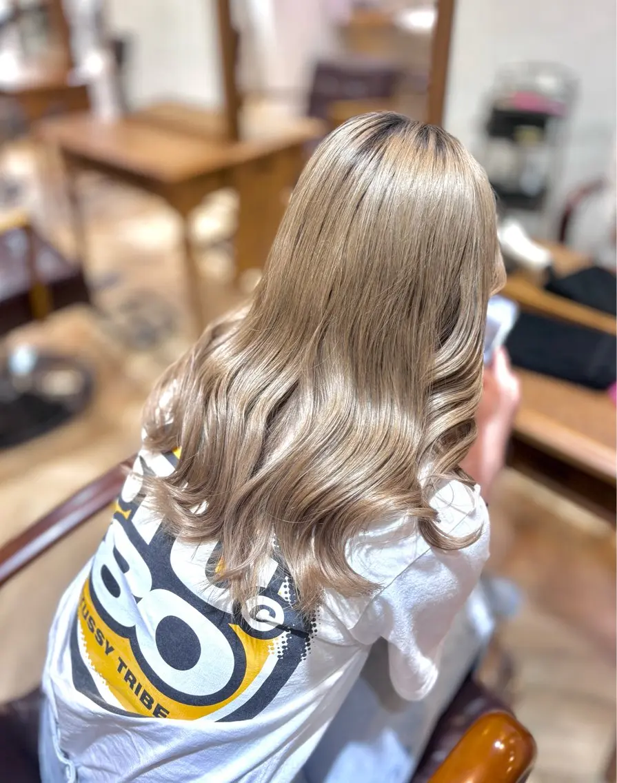 セミロング ヘアアレンジ 𝒀𝑼𝑴𝑬 |透明感カラー♡のヘアスタイル