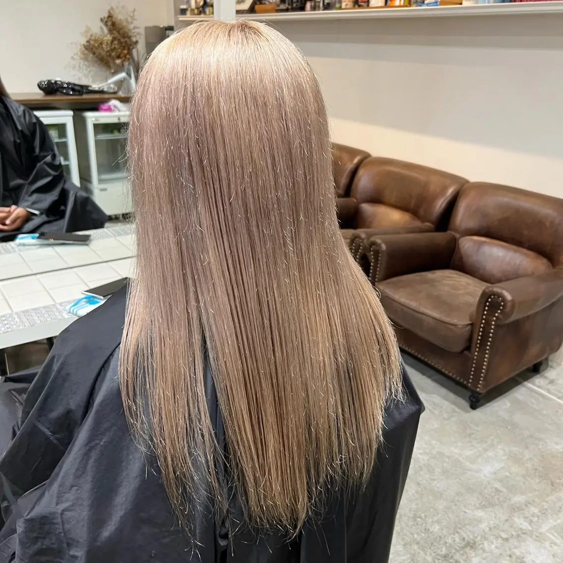 ロング カラー ベージュカラー デザインカラー ハイトーンカラー ミルクティーベージュ オカベ ショウマのヘアスタイル