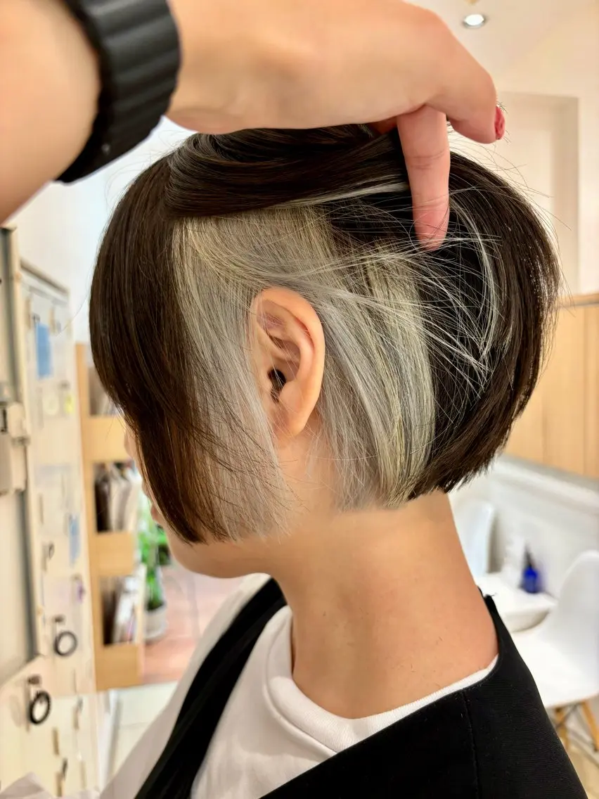 ショート カラー ヘアアレンジ インナーカラー シルバー ホワイトシルバー ボブ ミドウチ アヤカのヘアスタイル