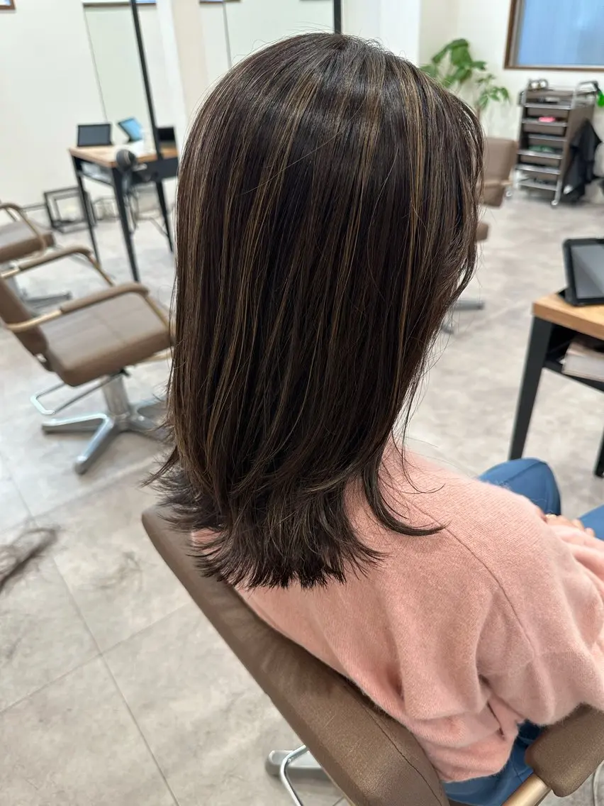 セミロング カラー ハイライトカラー ハイライト カット ヘアカラー 白髪ぼかしハイライト レイヤー川口　元気のヘアスタイル