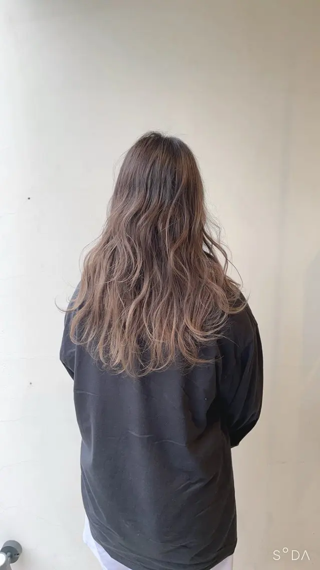 ロング ヘアカラー 尼丁 勇磨のヘアスタイル