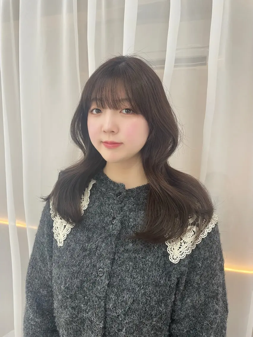 セミロング くびれヘア 韓国風ヘア レイヤーカット ワンカールで決まる レイヤーカット‎🤍のヘアスタイル