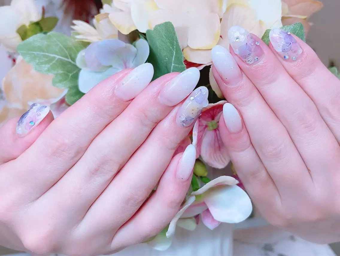 ネイル オーロラネイル ブルー フラワーネイル ジェルネイル グラデーション Lilas Nailのネイルデザイン