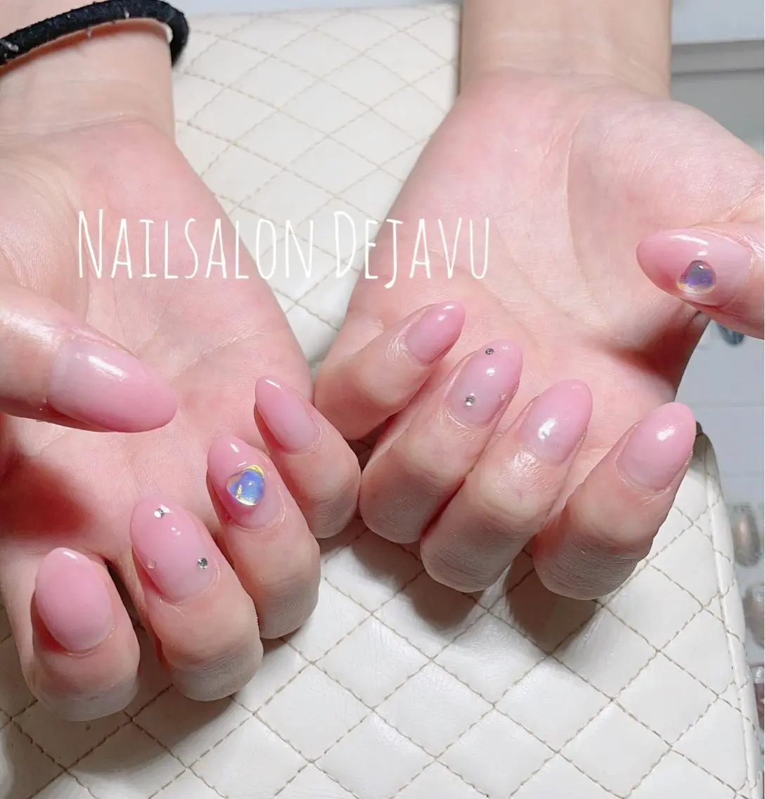 ネイル アートネイル グラデーション ストーンネイル ハンドネイル Nail salon Dejavu 🌿のネイルデザイン