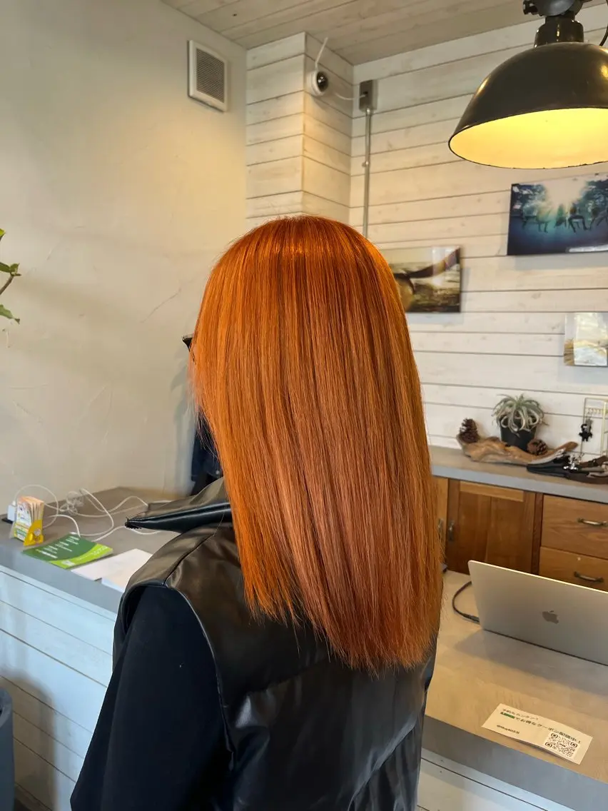 セミロング カラー ブリーチ オレンジ 石井 さくらのヘアスタイル
