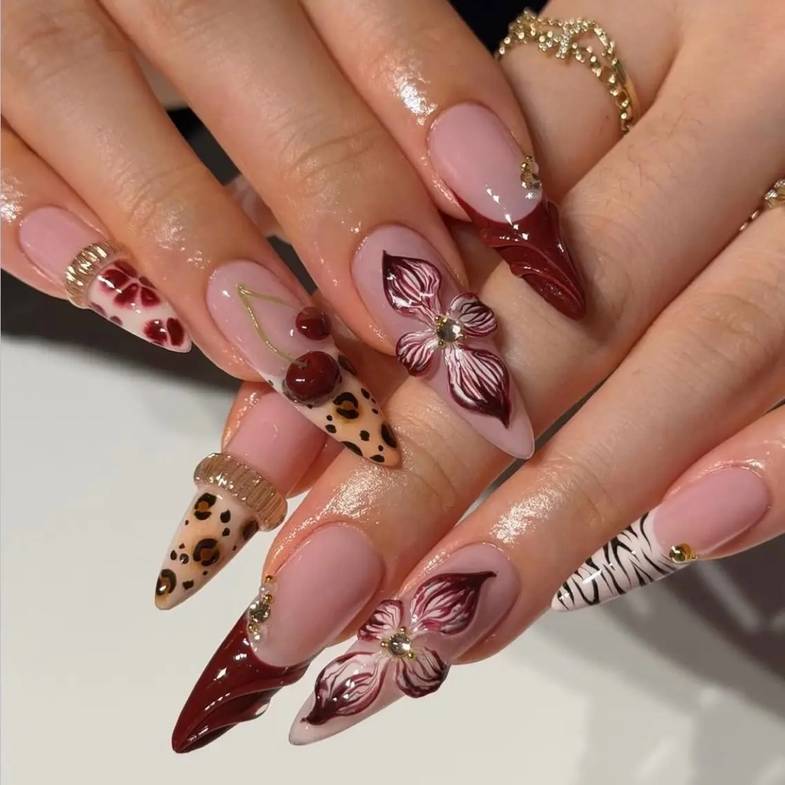 ネイル アニマル柄 ボルドー ブラウン フラワーネイル ジェルネイル ハンドネイル Umee Nailのネイルデザイン
