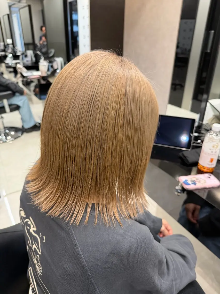 ミディアム カラー ベージュカラー ブリーチ ミルクティーベージュ 縮毛矯正 ヘアカラー 💜ひな💜ブリーチ /透明感/韓国ヘアのヘアスタイル
