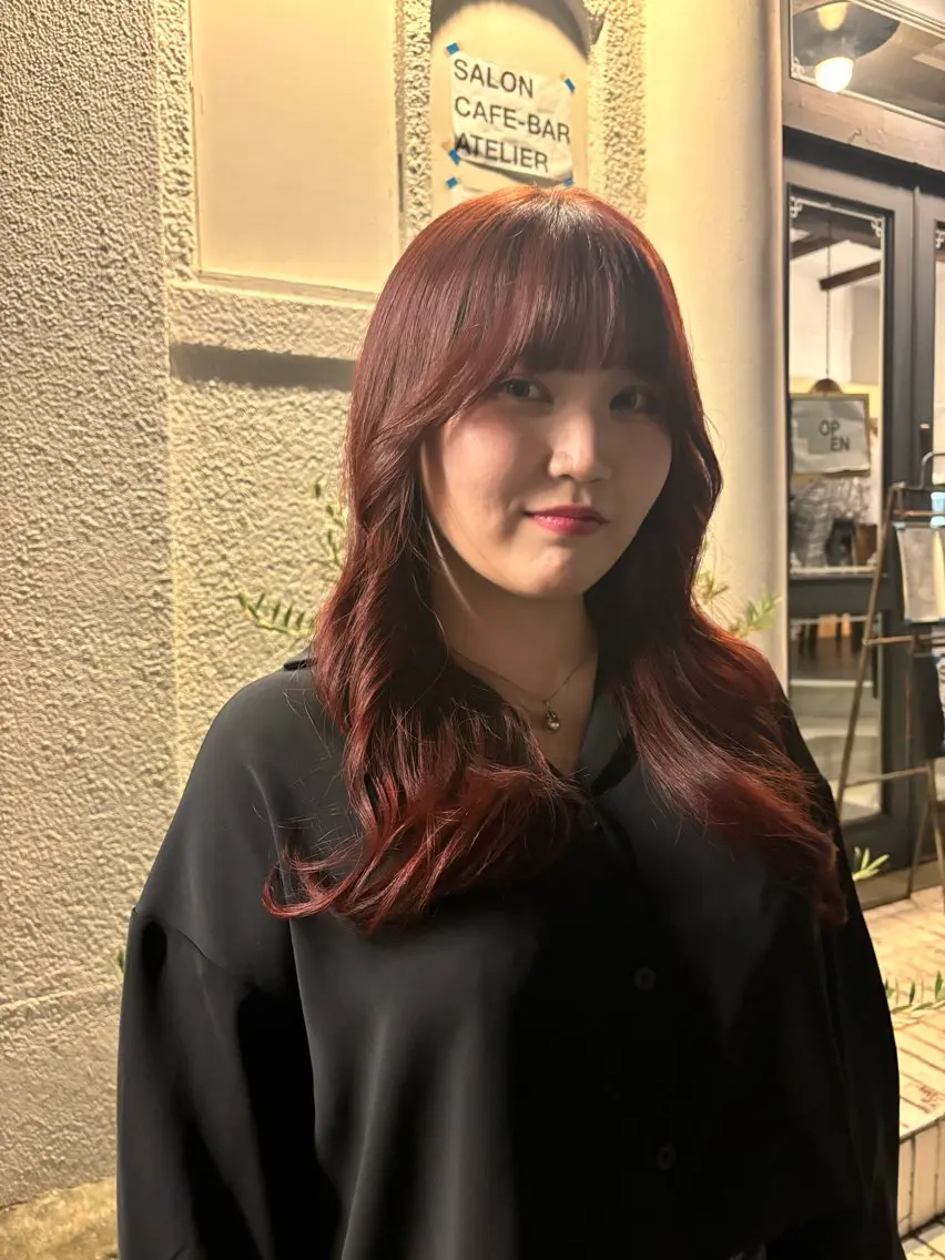 セミロング カラー レッドカラー comeghead 琴音のヘアスタイル