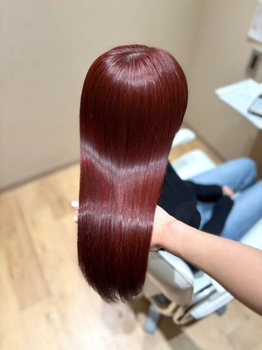 ロング カラー ブリーチ ブリーチなしカラー レッドカラー ヘアカラー トリートメント miwa♡暖色カラー 盛れる顔周り.ヘアメのヘアスタイル