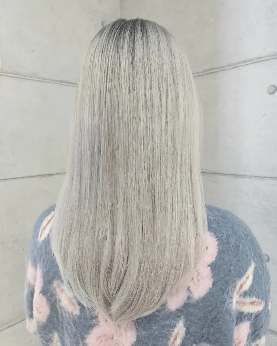 カラー シルバー ホワイトシルバー ヘアカラー ハイトーンカラー✂ tommyのヘアスタイル