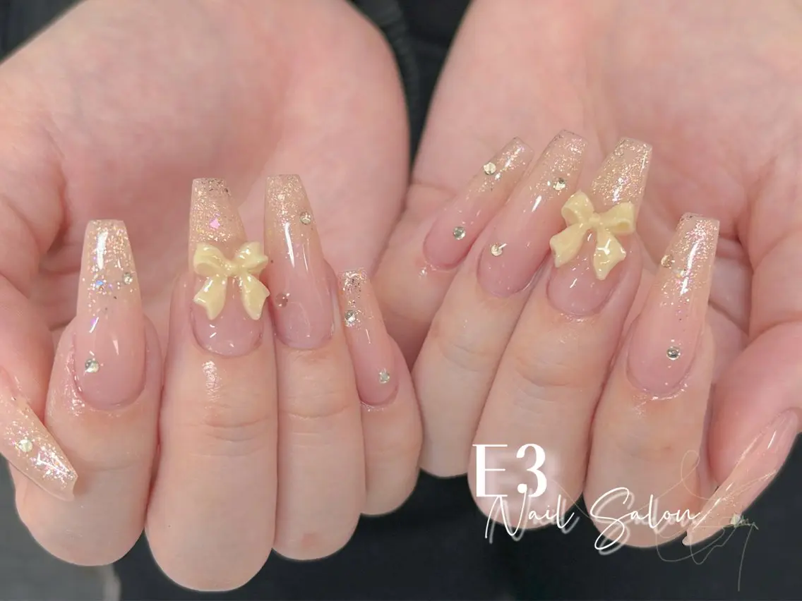ネイル フレンチネイル ジェルネイル ガラスフレンチ グラデーション キラキラネイル ハンドネイル E3 Nail Salonのネイルデザイン