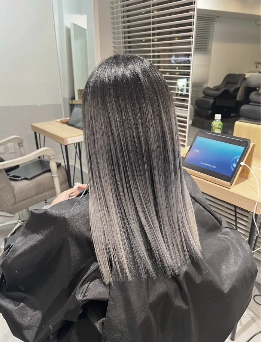 セミロング カラー バレイヤージュ シルバー ホワイトシルバー レイヤーカット 指名数No.1 /NAOYAのヘアスタイル