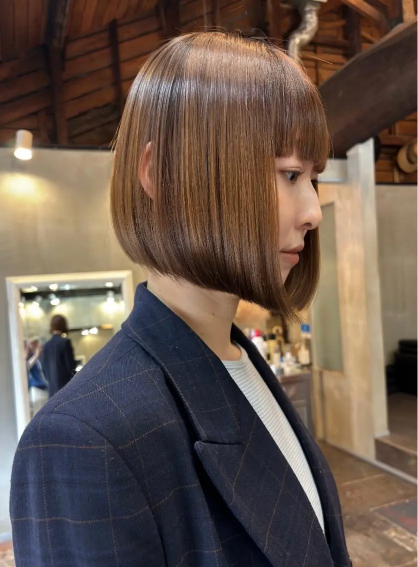 ショート カラー 艶ブリーチカラー 美髪ストレートのヘアスタイル