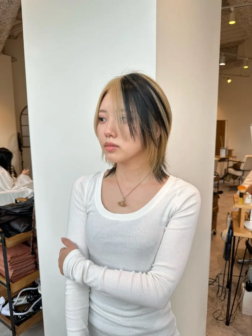 ミディアム カラー デザインカラー ハイトーンカラー ボブ くびれヘア 顔まわりレイヤー 大阪ウルフカット ハッシュカットのヘアスタイル