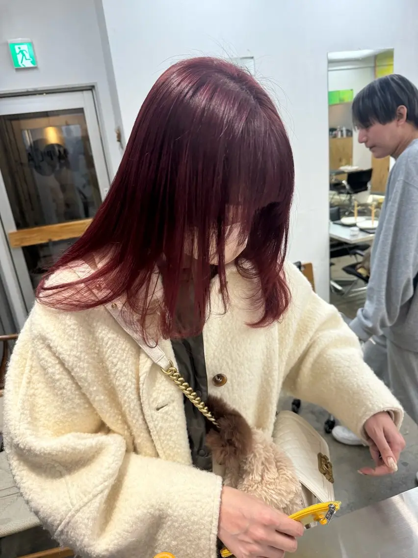 セミロング カラー ブリーチ ボルドーカラー ブリーチなしカラー 新宿 似合わせカラー HINAのヘアスタイル