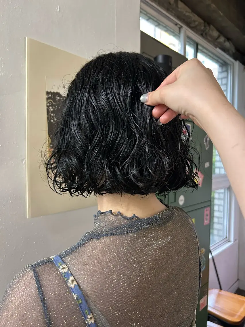ミディアム カラー パーマ ミディアムパーマ 黒髪 ブルーカラー ブルーブラック ボブ カット ヘアカラー パーマ maho/垢抜け パーマカラーのヘアスタイル