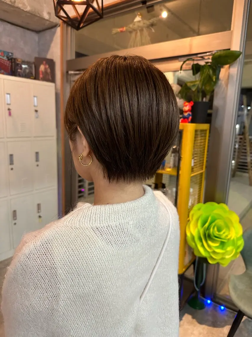ショート 切りっぱなしボブ ショートボブ ハンサムショート 丸みショート ボブ カット ヘアカラー トリートメント モテ髪/ボブ/ショー ト/アダチフウトのヘアスタイル
