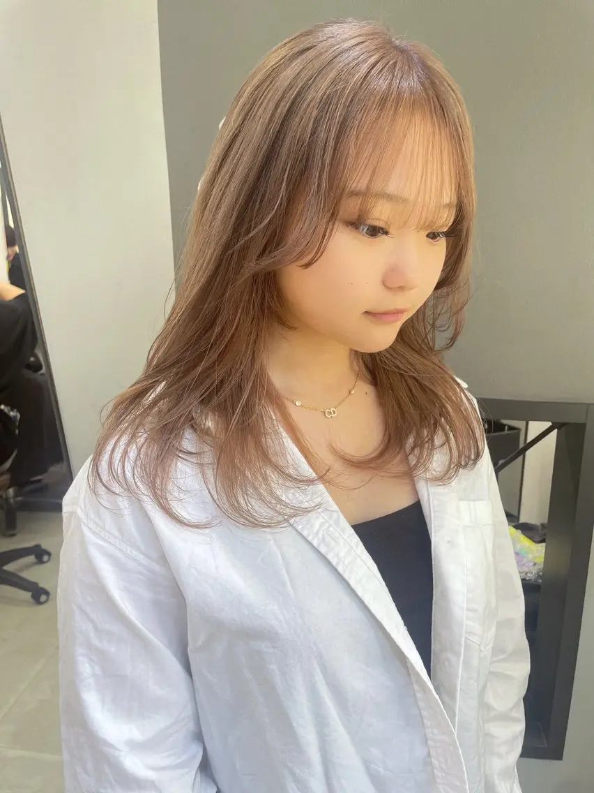 ロング カラー ベージュカラー ミルクティーベージュ AIRI layer cut hairのヘアスタイル