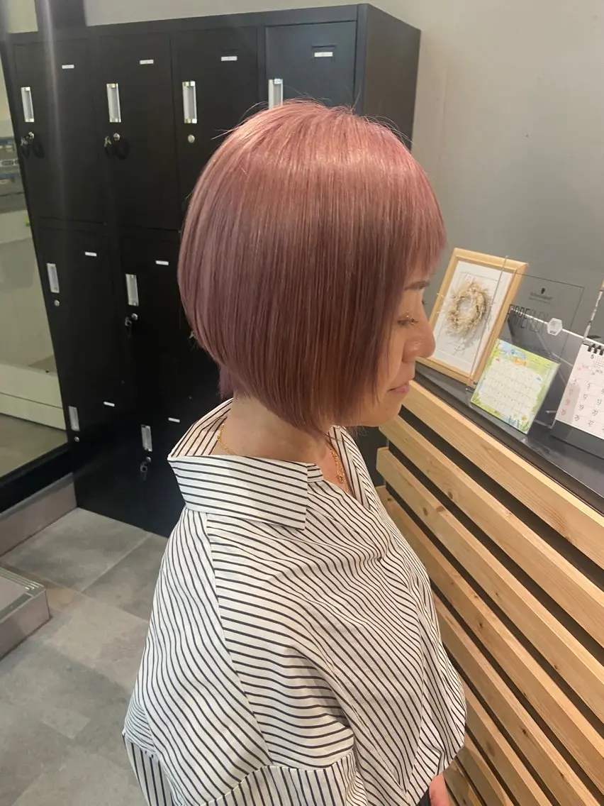 ショート カラー ベージュカラー ピンクカラー ピンクベージュ ヘアカラー トリートメント ウルフカット レイヤーカット上柿のヘアスタイル