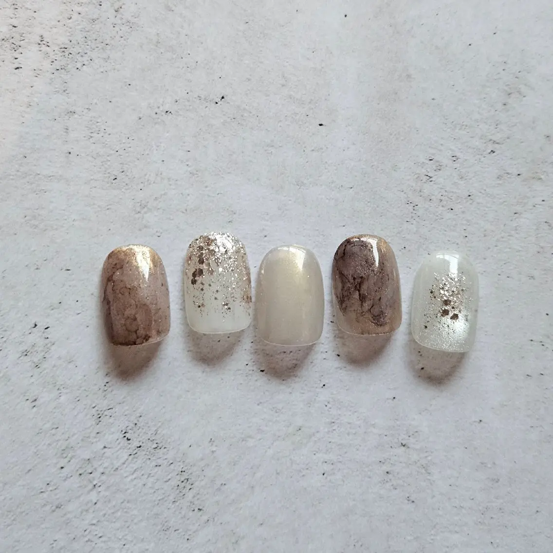 ネイル 桜ネイル ニュアンスネイル シンプルネイル ホワイト 冬ネイル ハンドネイル Nailsalon manoのネイルデザイン
