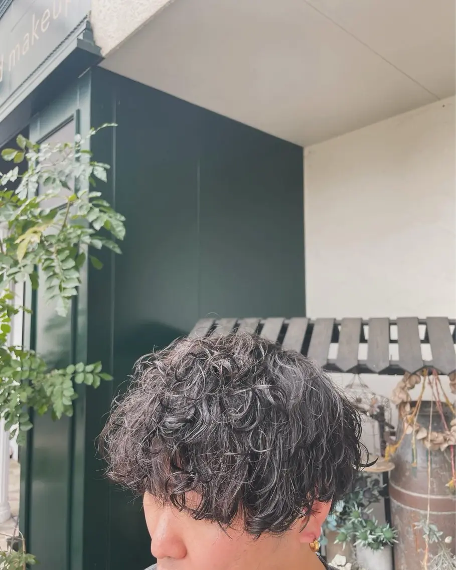 ショート パーマ メンズ マッシュ メンズパーマ プードルパーマ プードルパーマ 山下 襟華のヘアスタイル