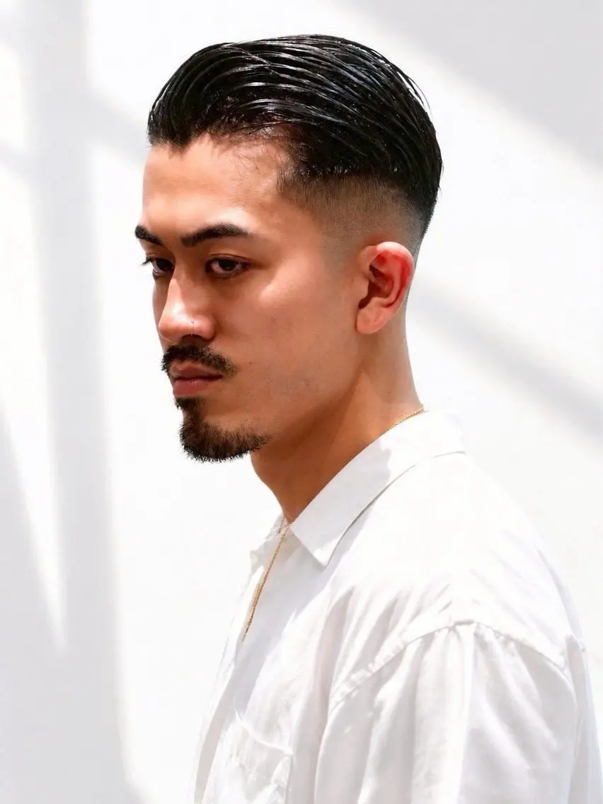 夏こそオールバック! 清潔感と男らしさを引き出すメンズスタイル✨の写真