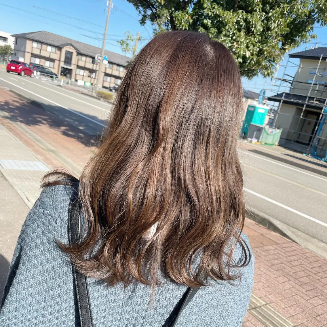 ミディアム カラー ベージュカラー オリーブベージュ 岡本 沙帆のヘアスタイル