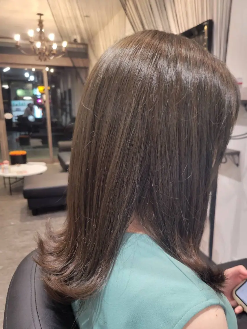 カラー ブラウンカラー マットブラウン LEE HANAのヘアスタイル