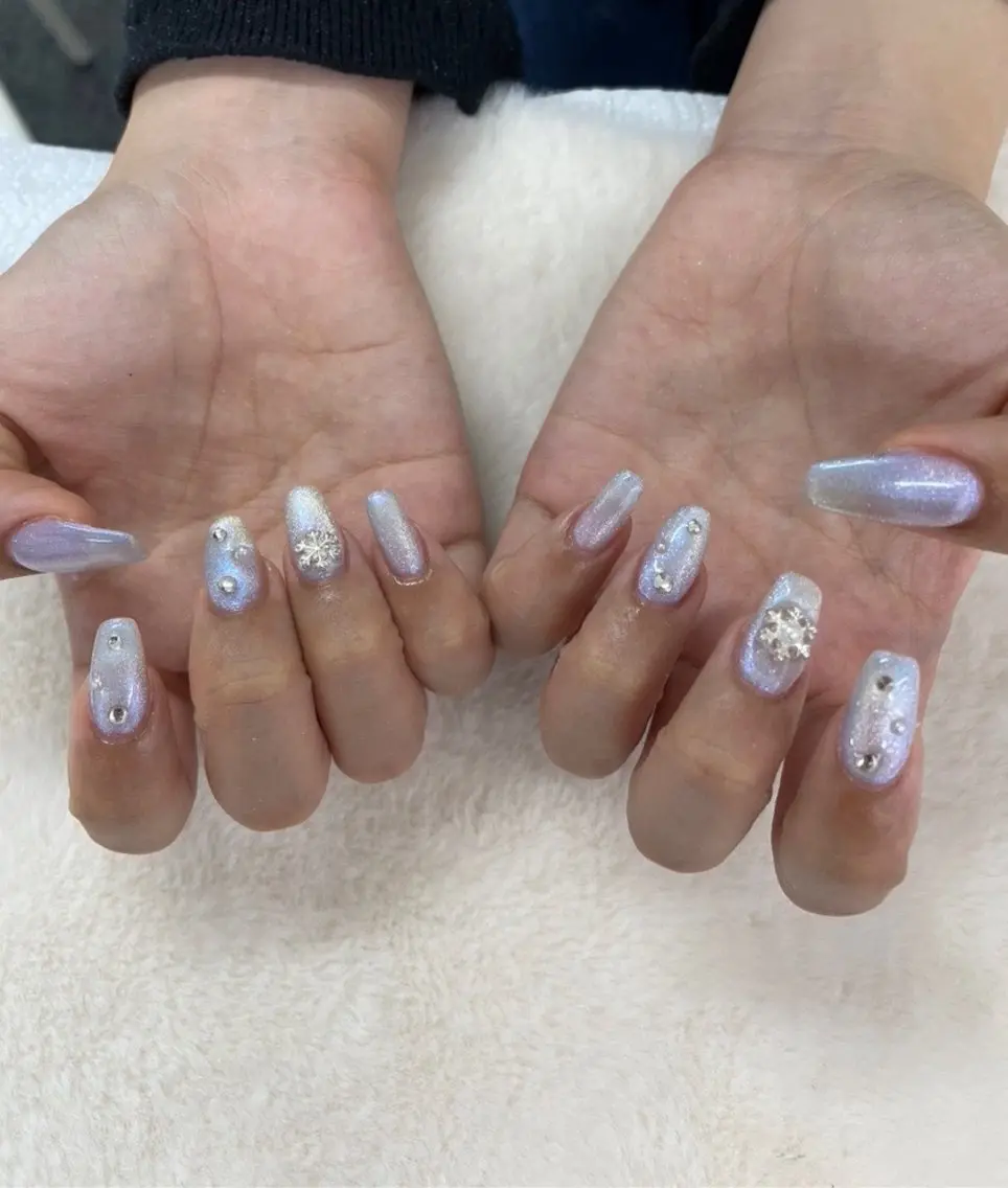 ネイル キラキラネイル マグネットネイル ワンホンネイル ホワイト 冬ネイル ハンドネイル ハンドケア 心斎橋Salon Epokkuのネイルデザイン