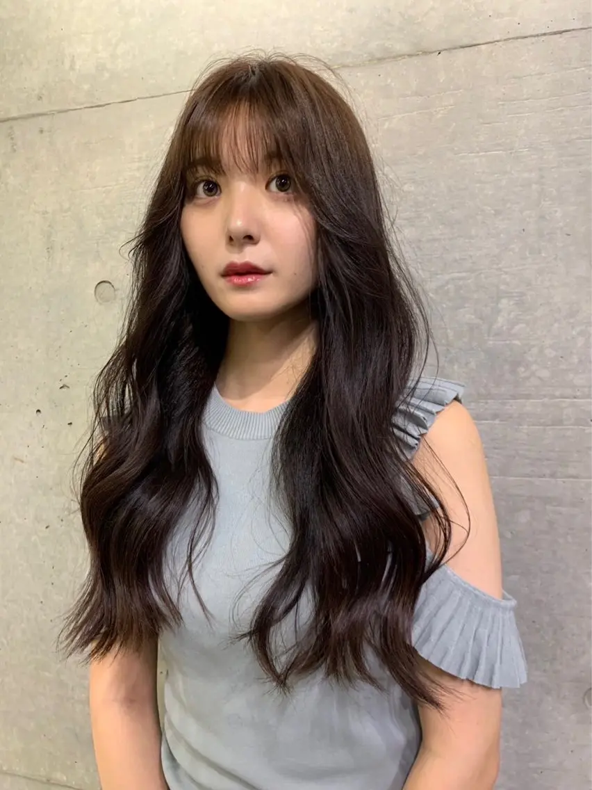 ミディアム ヘアアレンジ くびれヘア 顔周りカット 韓国風ヘア シースルーバング 外ハネヘア THE./ブリーチ 透感カラー/髪質改善のヘアスタイル