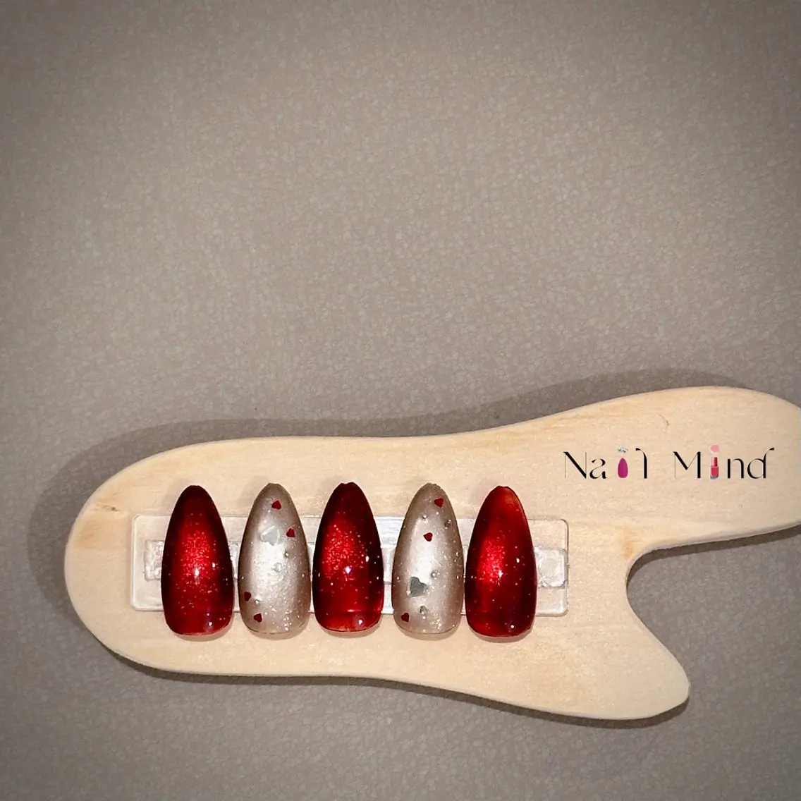 ネイル マグネットネイル 赤色 ハンドネイル Nail Mind Tokyoのネイルデザイン