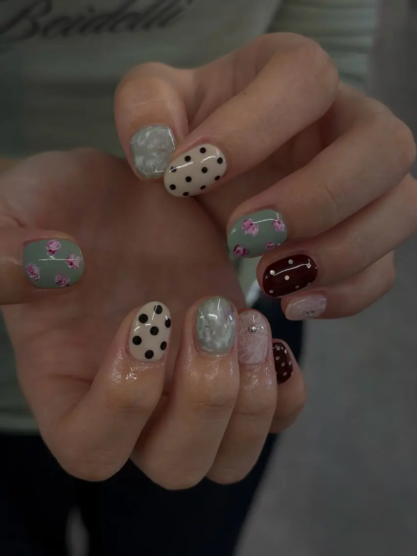 ネイル ドット ジェルネイル レース マグネットネイル ニュアンスネイル ハンドネイル ハンドケア Bana_ Nailのネイルデザイン