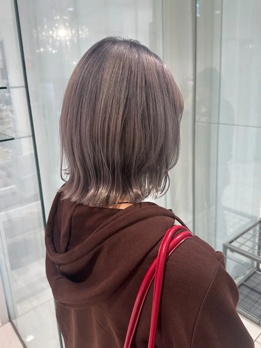 カラー ブリーチ ダブルカラー ハイトーンカラー シルバー ボブ 半田 陽菜のヘアスタイル