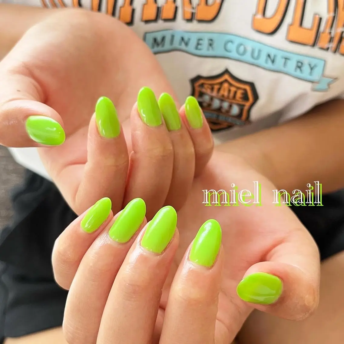 ネイル グリーン シンプルネイル 夏ネイル ハンドネイル miel nailのネイルデザイン