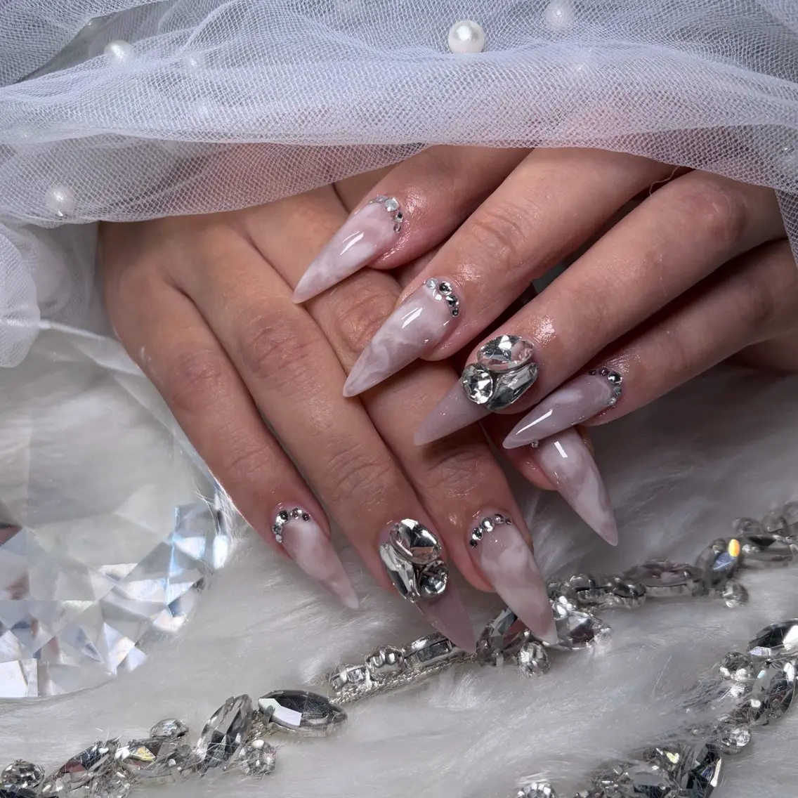 ネイル ハンドネイル 𝑅𝑖𝑛 🫧 アクリルスカルプのネイルデザイン