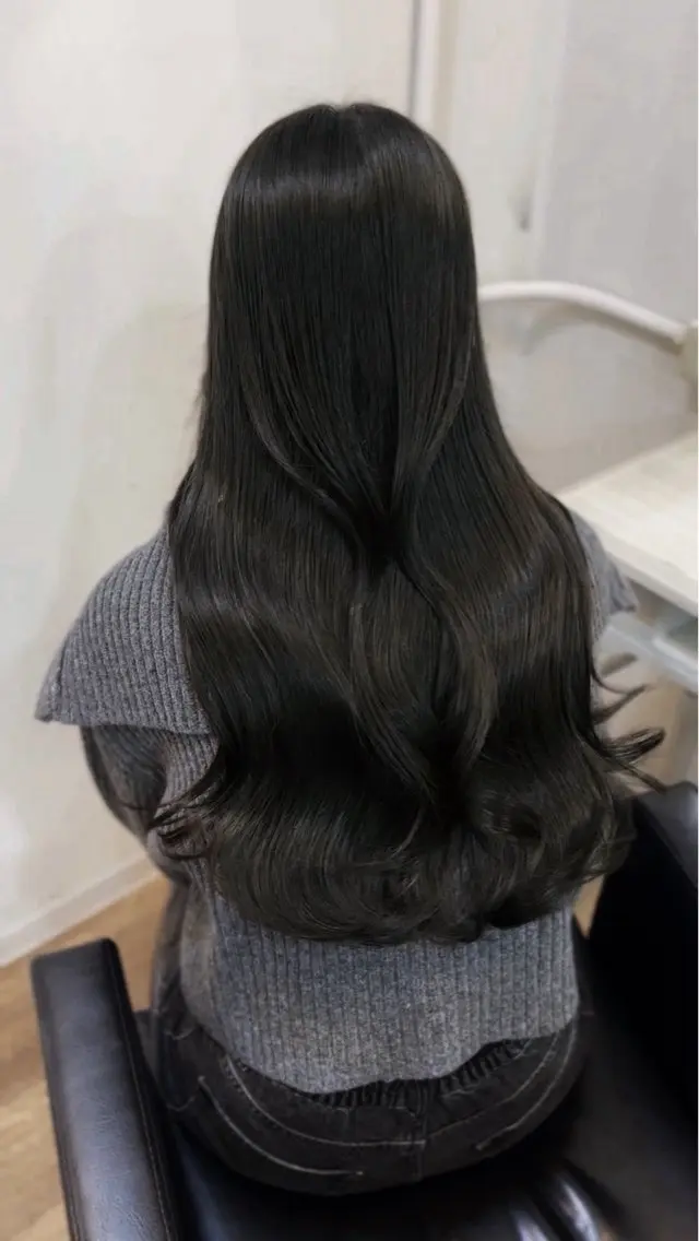 ロング ヘアカラー オリーブベージュ/ 上田優希　/透明感カのヘアスタイル