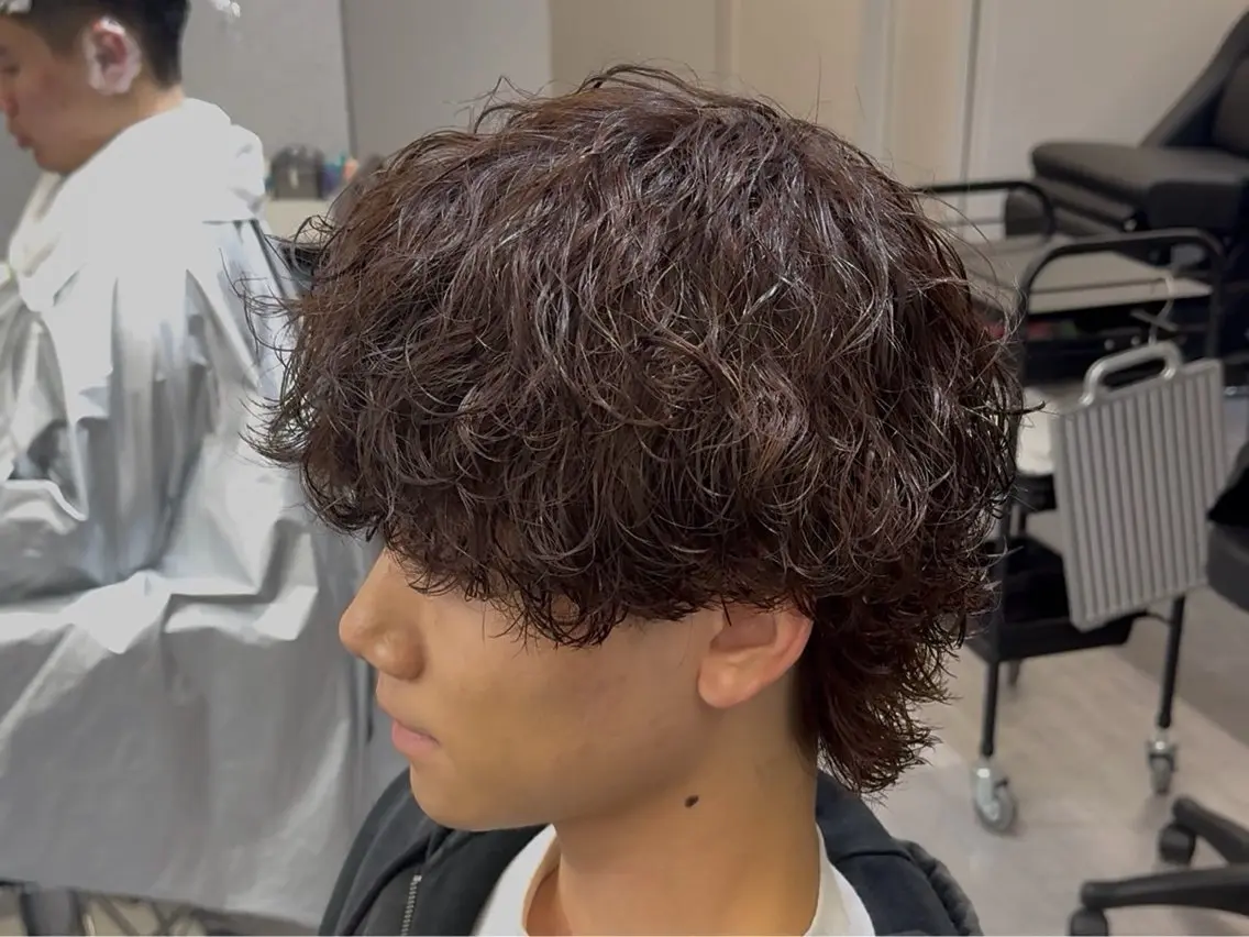 ショート パーマ メンズ 波巻きパーマ メンズウルフカット ウルフカット 村雲 蓮のヘアスタイル
