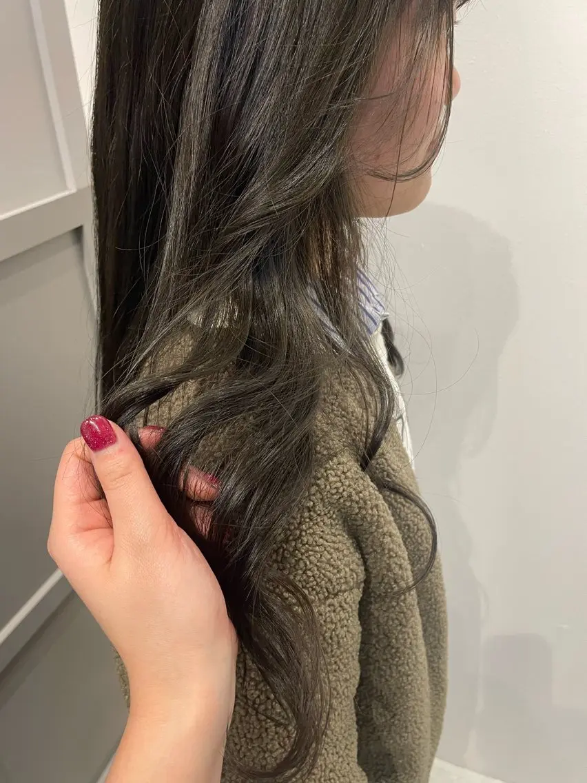 ロング カラー ベージュカラー オリーブベージュ ヘアカラー ヨシノ マナウのヘアスタイル
