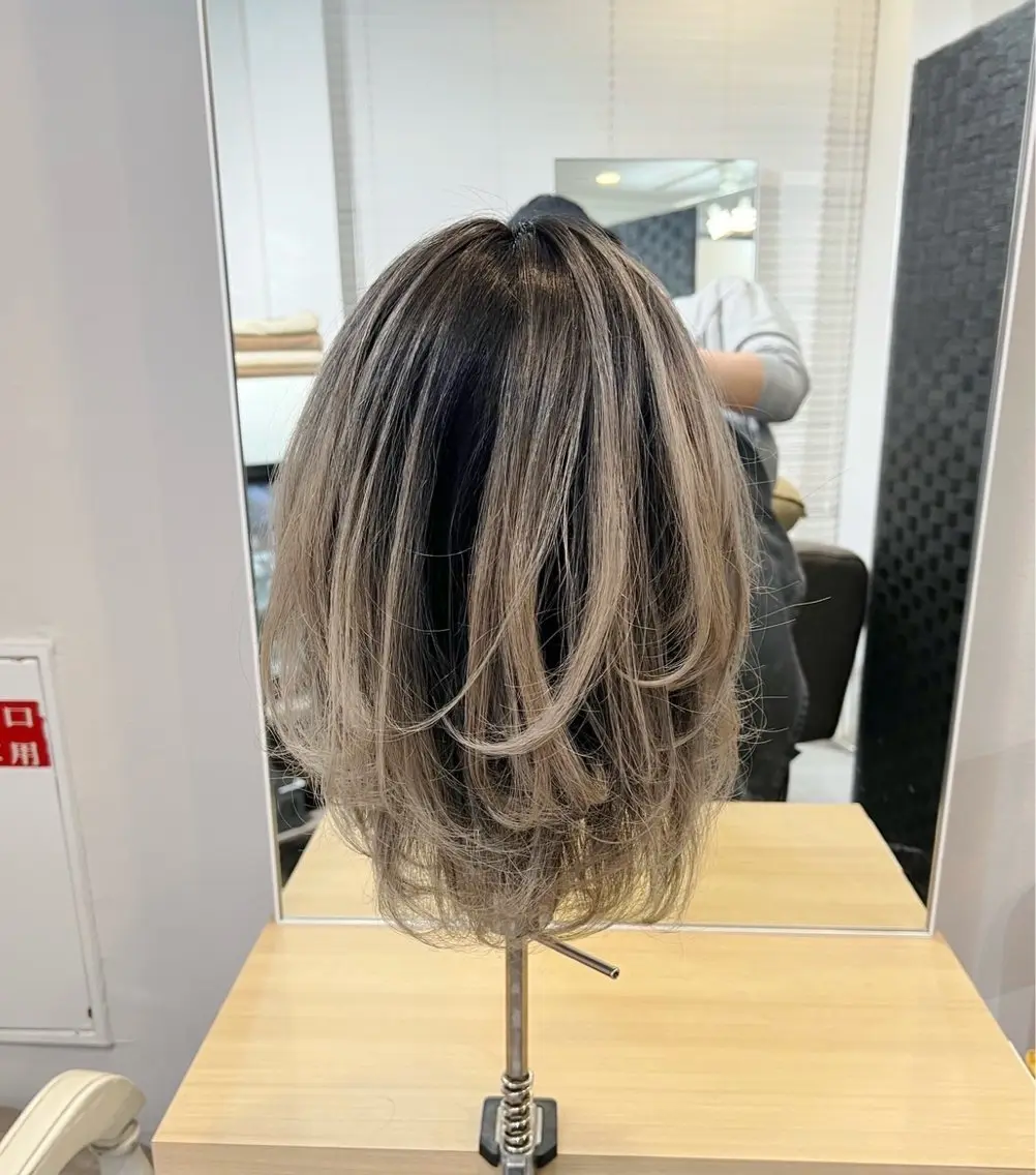 ミディアム カラー バレイヤージュ ベージュカラー ホワイトベージュ レイヤーカット 指名数No.1 /NAOYAのヘアスタイル
