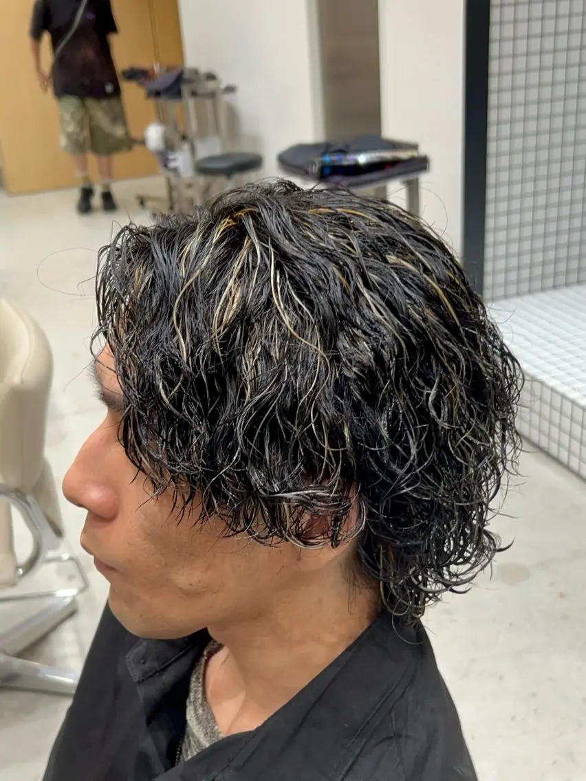 カラー パーマ メンズ フェードカット メンズハイライト メンズパーマ ハイライトカラー カット ヘアカラー パーマ 🐲ツイスパ🐲 フェード/龍のヘアスタイル
