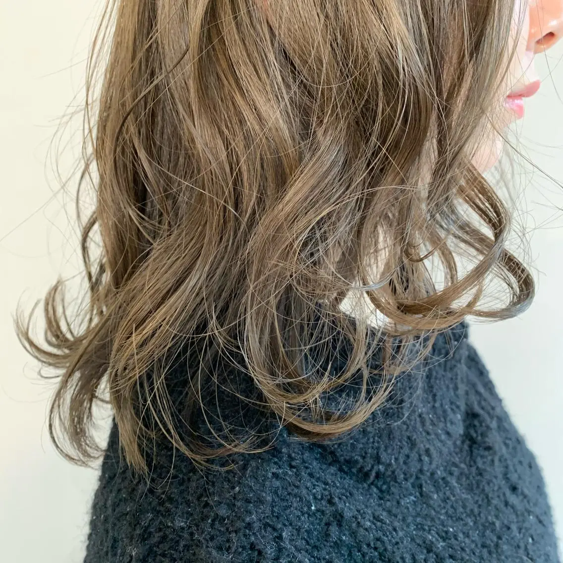 ミディアム カラー パーマ ヘアアレンジ ブリーチ グレージュ ハイトーンカラー ハイトーングレージュ 加藤 綾華のヘアスタイル