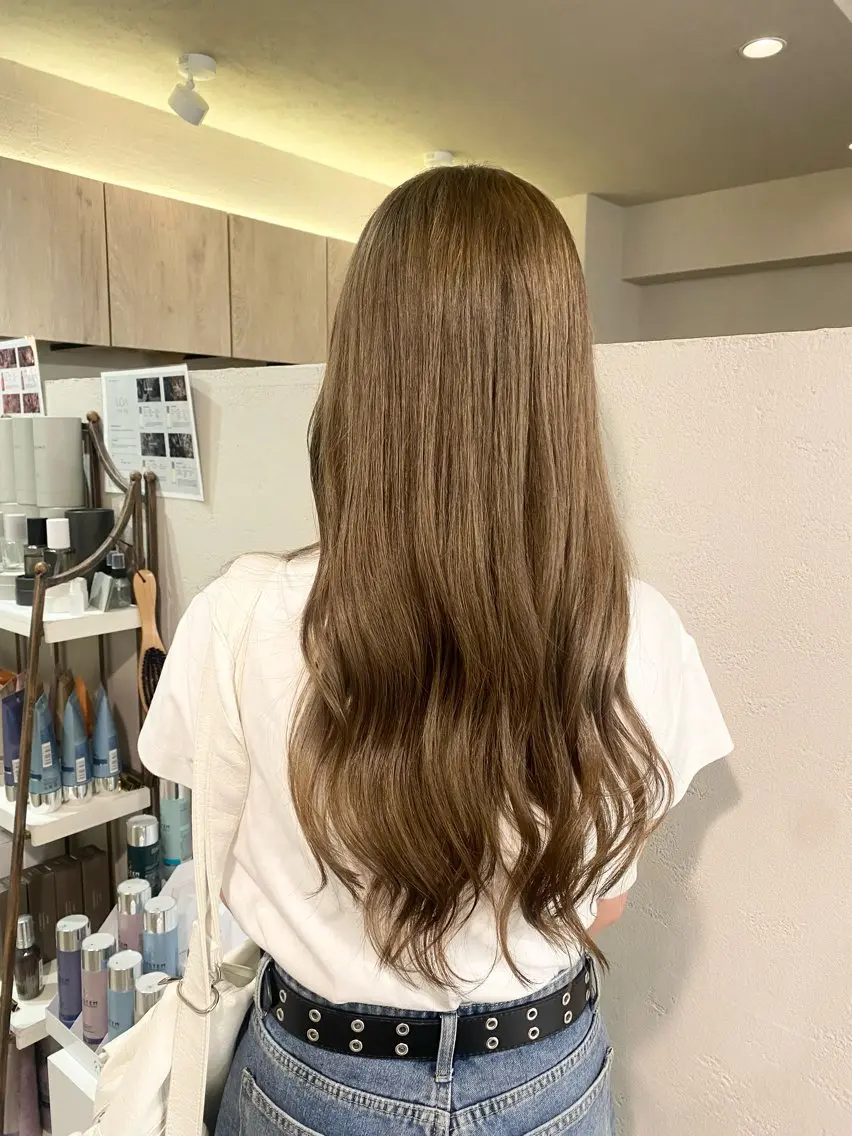 ロング カラー ブリーチ ダブルカラー グレージュ ミルクティーグレージュ ブリーチなしカラー 佐々木 雪菜のヘアスタイル
